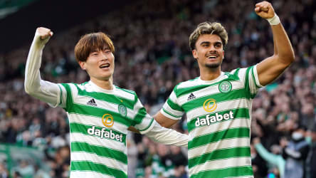 Kyogo Furuhashi feiert mit Vorlagengeber Jota (r.) die Führung für Celtic.