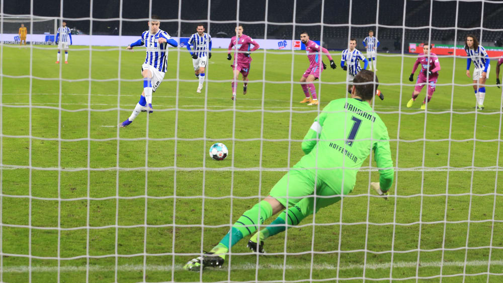 Nummer fünf seit einem Jahr: Hoffenheims Oliver Baumann pariert den Elfmeter von Herthas Krzysztof Piatek.