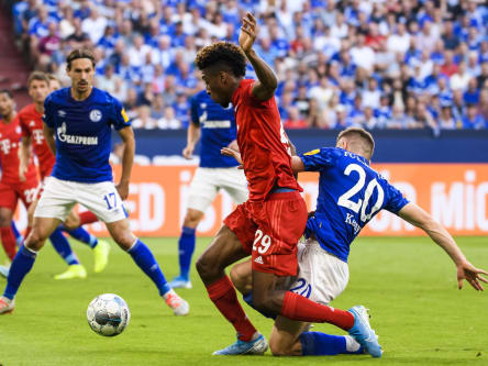 Klares Foul: Jonjoe Kenny bremst Kingsley Coman aus.