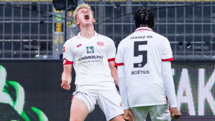 Der Mainzer Jonathan Burkardt schreit seine Freude über sein Tor heraus.