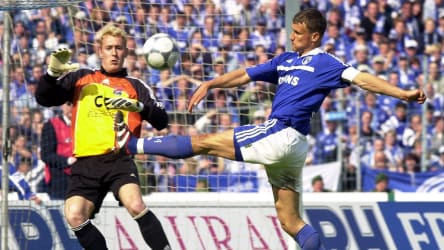 Gerhard Tremmel im Jahr 2001 auf Schalke gegen Ebbe Sand (re.)