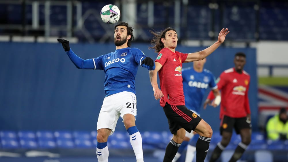 Aufgepasst: Evertons André Gomes im Zweikampf mit Edinson Cavani (r.).