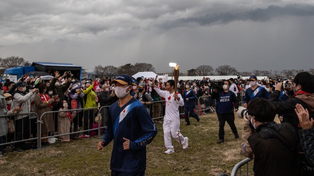 Die dunklen Wolken sollen kein Symbolbild sein, hofften die Japaner angesichts des nun gestarteten Fackellaufs.