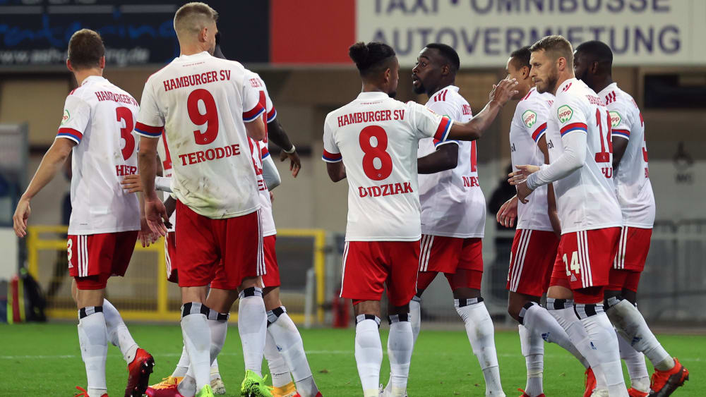 Die Spieler des Hamburger SV jubeln in Paderborn.
