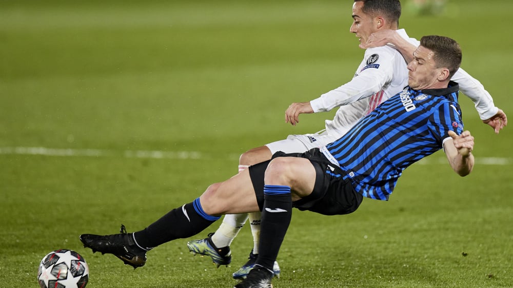 Langes Bein: Robin Gosens (vorn) gegen Lucas Vasquez.