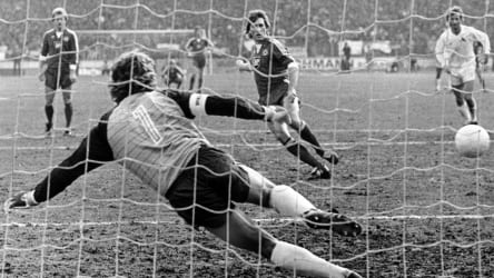 Manfred Kaltz trifft per Elfmeter