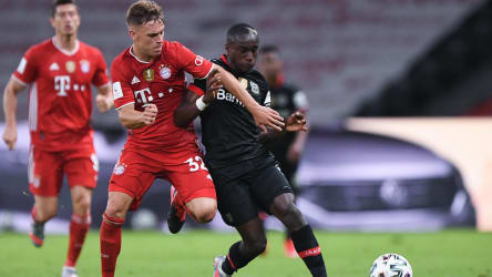 Bayern Münchens Joshua Kimmich gegen Bayer Leverkusens Moussa Diaby (r.)
