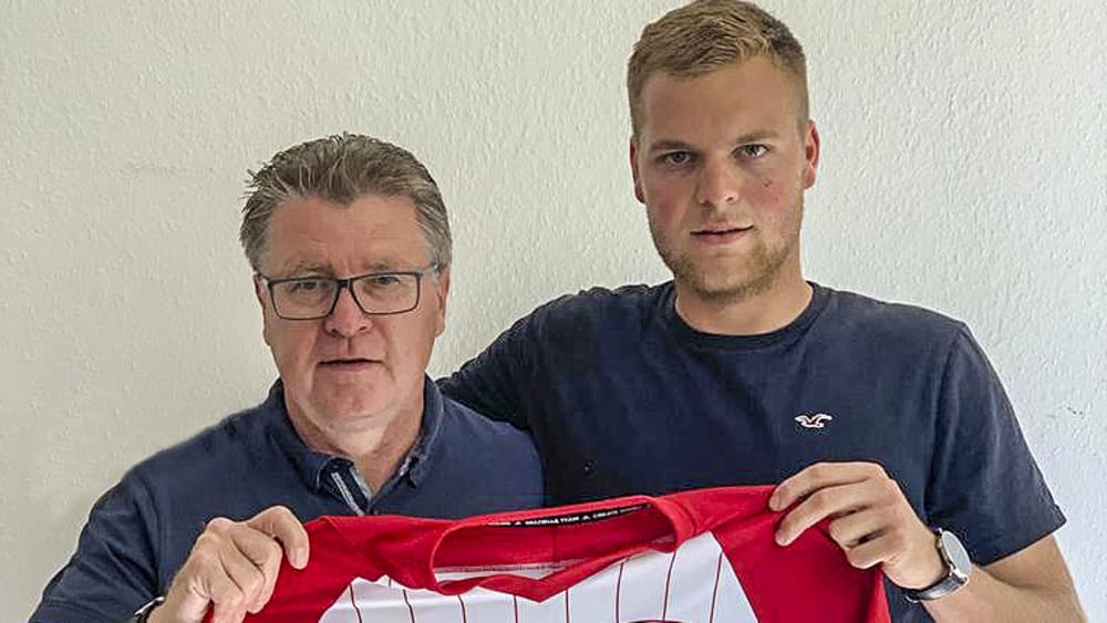 Der Trainer mit seiner neuen Sturmhoffnung: Julian Hahnel (rechts) wechselt zum von Roland Kroos trainierten Greifswalder FC.
