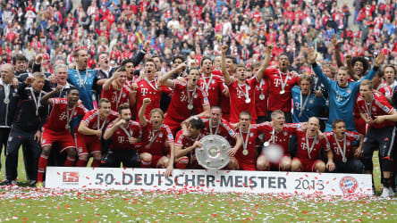 Der FC Bayern bejubelt die Schale 2013.