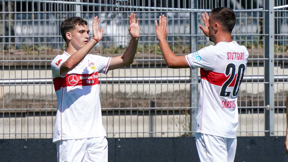 Vorlagengeber Mateo Klimowicz (l.) und Stuttgarts Torschütze Philipp Förster klatschen sich ab.