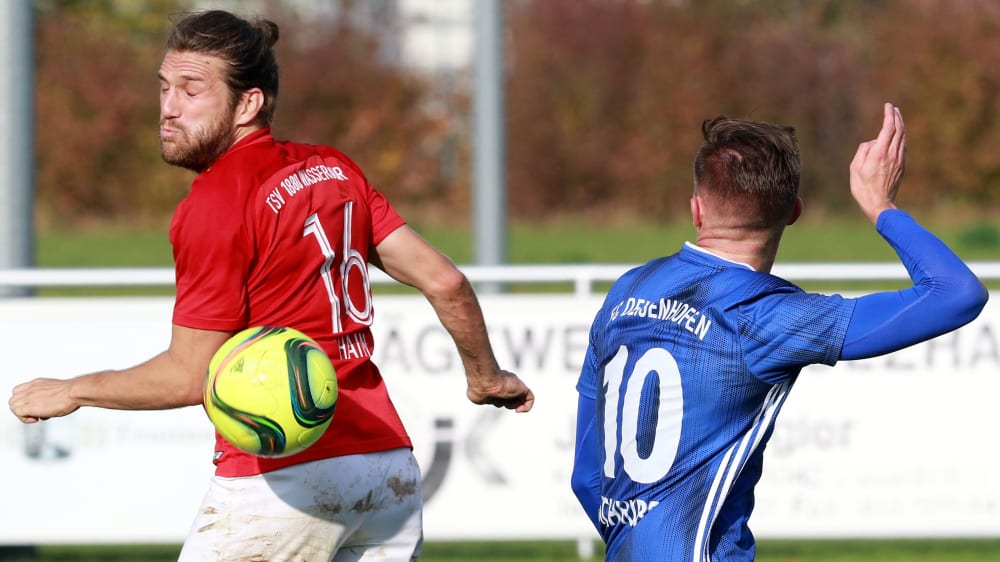 Auch in der kommenden Saison werden der TSV Wasserburg (rot) und der FC Deisenhofen (blau) zweimal gegeneinander antreten.