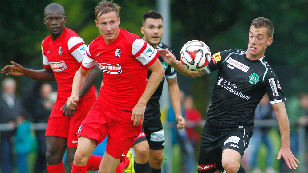 Tim Schraml (links, bei einem Testspiel für Freiburg) kehrt nach Göppingen zurück.