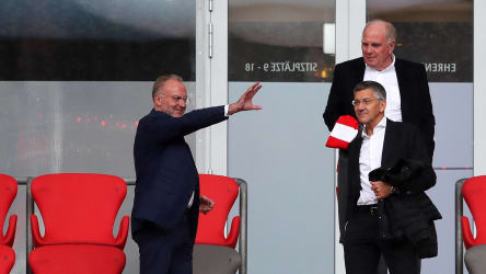 Vorstandsboss Karl-Heinz Rummenigge, Ehrenpräsident Uli Hoeneß und Herbert Hainer freuen sich über die nächste deutsche Meisterschaft des FC Bayern.