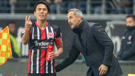 Makoto Hasebe und Frankfurts Trainer Adi Hütter