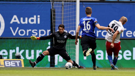 Bielefelds Keeper Stefan Ortega klärt gegen HSV-Angreifer Joel Pohjanpalo