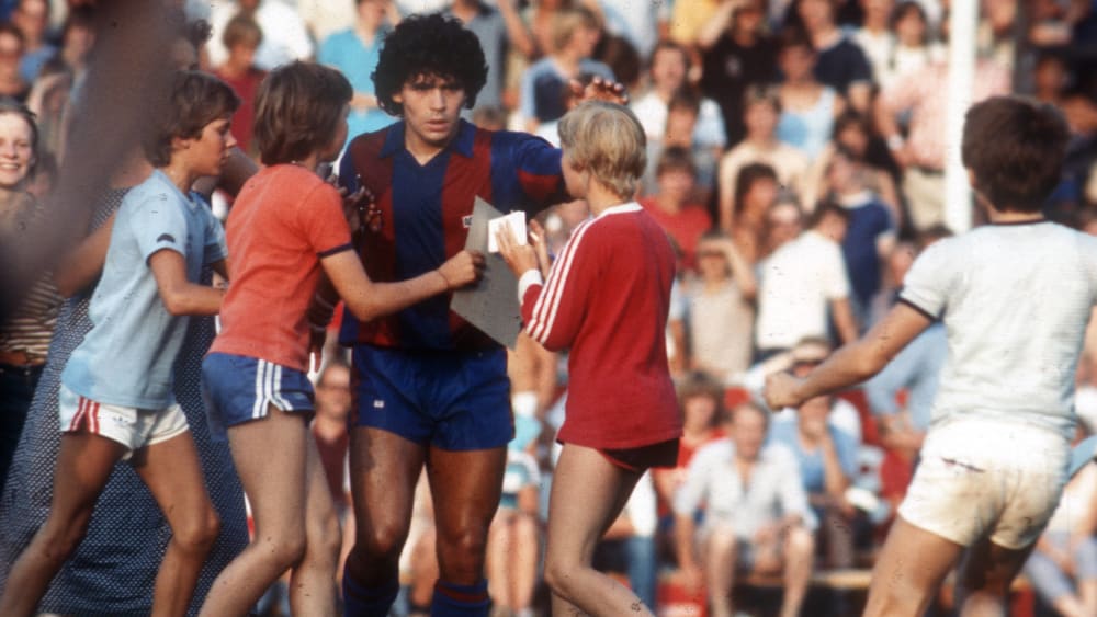Umringt von Autogrammjägern: Diego Armando Maradona in Meppen