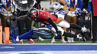 Tampa Bay Buccaneers Running Back Bucky Irving (7) erzielt nach einem 5-Yard-Passfang einen Touchdown während des NFL-Spiels gegen die Dallas Cowboys am 8. Oktober 2026 im AT&amp;T Stadium in Arlington, Texas.