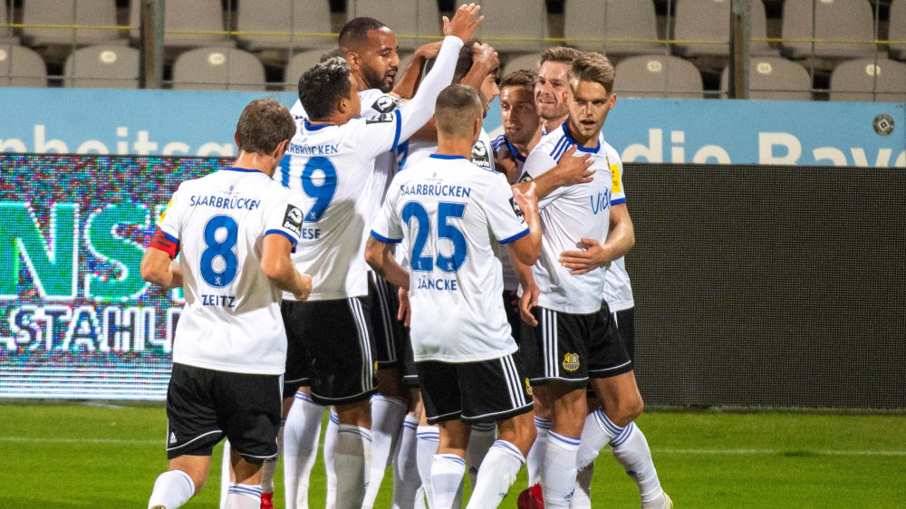 Der 1. FC Saarbrücken bleibt in der laufenden Saison ungeschlagen und übernimmt die Tabellenführung.
