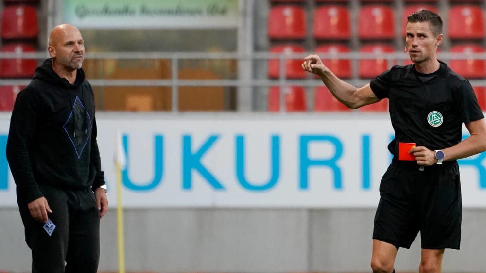 Waldhof-Trainer Bernhard Trares sieht von Schiedsrichter Robert Kempter die Rote Karte.