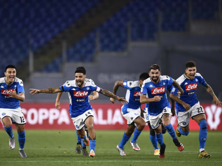 Jubelsprint: Nach dem letzten Treffer von Arkadiusz Milik beim Elfmeterschießen sprinten die restlichen Napoli-Profis los.
