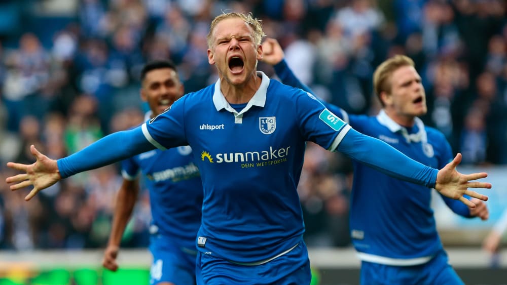 Sören Bertram drehte nach dem Siegtreffer zum Jubel in Richtung seines Trainers ab.