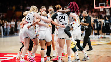 Das gesamte Team, Luisa Geiselsoder (Deutschland, 15), Lina Sontag (Deutschland, 24) JUBEL, jubelt, feiert, SIEG; Basketball, FIBA Women?s Basketball World Cup 2026, Final Phase, Qualifikation fürs Viertelfinale: Deutschland vs. Südkorea am 08.09.2026 in der Uber Arena, Berlin