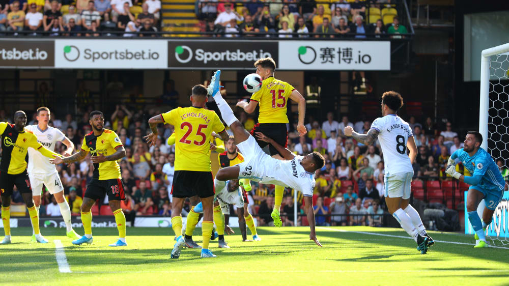 Die Entscheidung in Watford: Sebastien Haller liegt quer in der Luft und erzielt das 3:1.