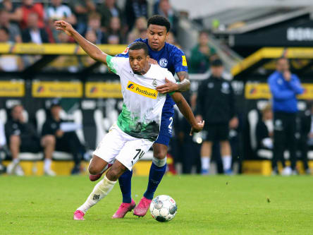 Alassane Plea (hier gegen Weston McKennie)