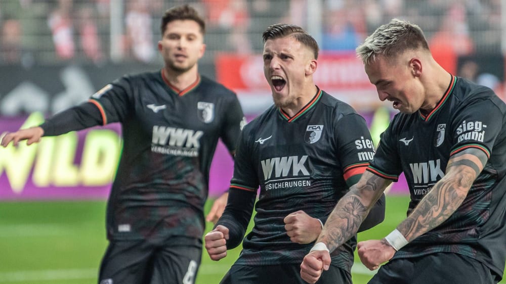 Die Augsburger Elvis Rexhbecaj, Ermedin Demirovic und Philipp Tietz (v.l.) feiern gelöst ein Tor.