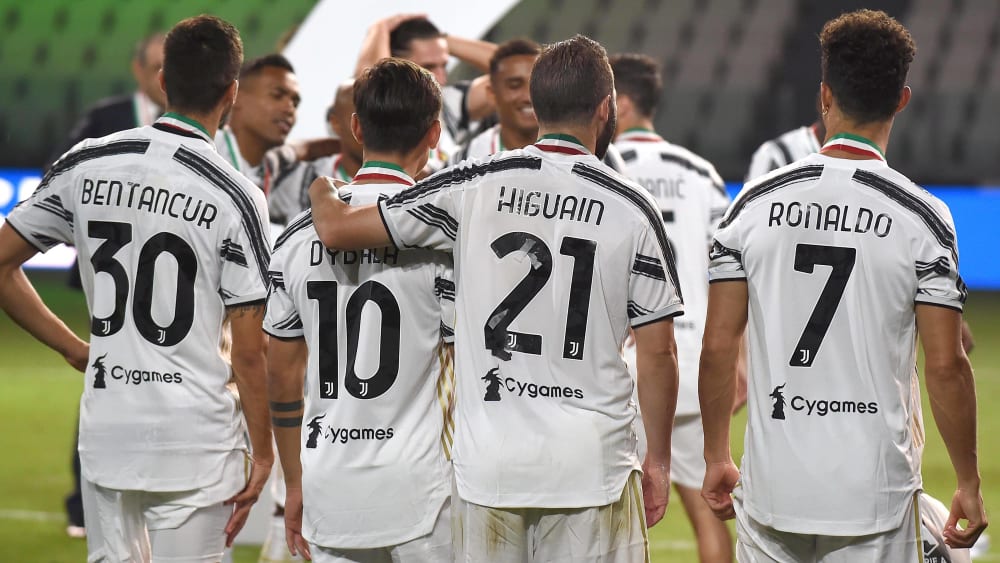 Die Spieler von Juventus Turin haben im Rückspiel des Champions-League-Achtelfinals Olympique Lyon vor der Brust.