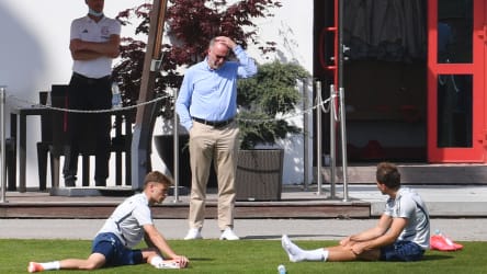 Noch ist Abstand angesagt: Die Bayern-Spieler Joshua Kimmich, Leon Goretzka und Karl-Heinz Rummenigge.