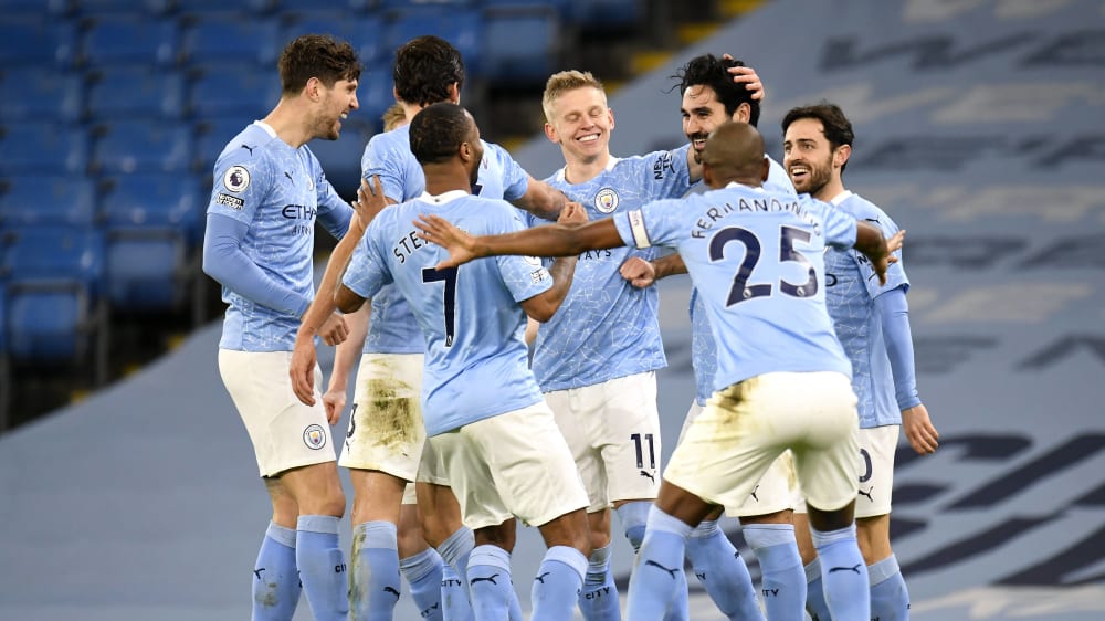 Ein Bild, zwei Torschützen: Ilkay Gündogan (3.v.r.) lässt sich feiern, ganz links auch von Doppelpacker John Stones.