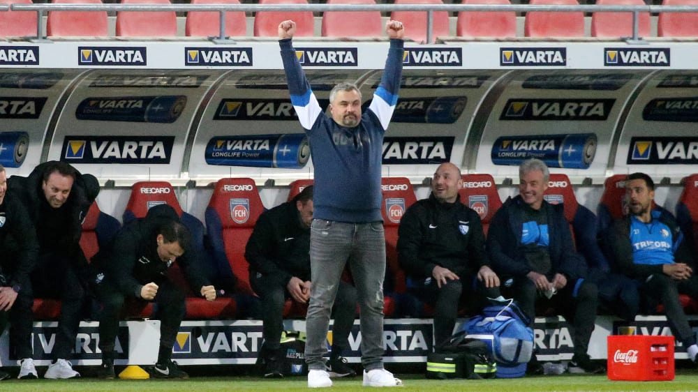 Sehen so Aufsteiger aus? VfL-Trainer Thomas Reis reckt die Arme in die Höhe, er ist mit seinen Bochumern nur noch wenige Schritte vom großen Ziel entfernt.