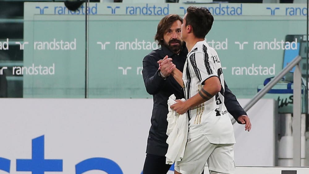 Ein Lächeln für den Matchwinner: Juventus-Coach Andrea Pirlo klatscht mit seinem Joker und Matchwinner Paulo Dybala ab.