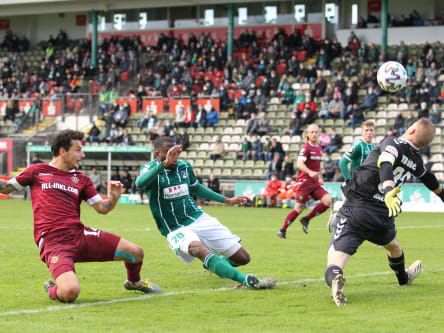 Dresdens Philipp Hosiner (l.) trifft zum Sieg in Lübeck
