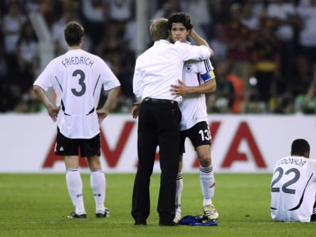 Im Tal der Tränen: Der damalige Bundestrainer Jürgen Klinsmann muss seinen Kapitän Michael Ballack trösten.
