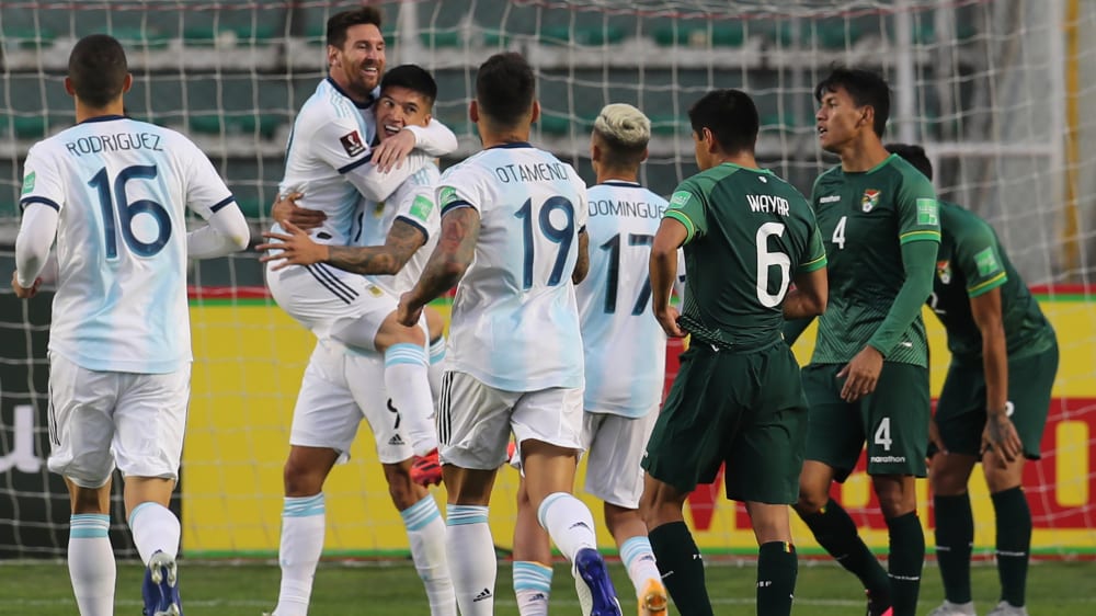 Den Superstar im Arm, das Siegtor erzielt: Joaquin Correa gab Argentiniens Matchwinner.
