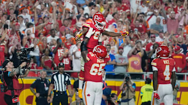 Kansas City Chiefs guard Trey Smith (65) elevates Kansas City Chiefs running back Kenneth Walker III (9) after scoring a touchdown against the Broncos on Monday Night Football at Arrowhead Stadium in Kansas City, Missouri on Monday September 14, 2026. PUBLICATIONxNOTxINxUSA KCP2026091421 JONxROBICHAUD