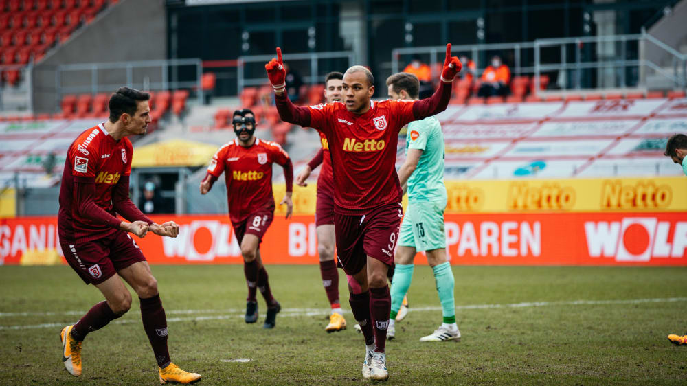 Regensburgs Matchwinner Jann George jubelt über ein Tor gegen Sandhausen.