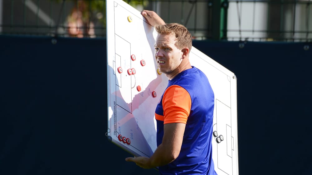 Mit dem Taktikbrett vor dem Auftakt: RB-Coach Julian Nagelsmann.