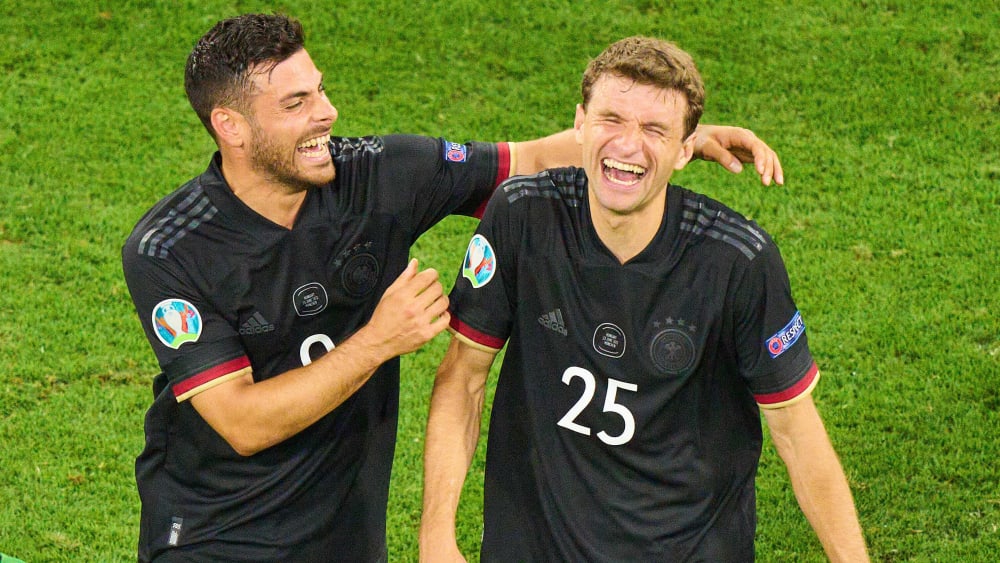 Gute Laune nach dem Ungarn-Spiel - und der Freitag ist auch noch frei: Kevin Volland (li.) und Thomas Müller am Mittwoch in München.