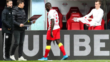 Leipzigs Dayot Upamecano musste gegen Frankfurt vorzeitig vom Platz.