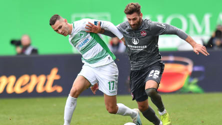 Fürths Branimir Hrgota (l.) und FCN-Verteidiger Enrico Valentini kämpfen um den Ball