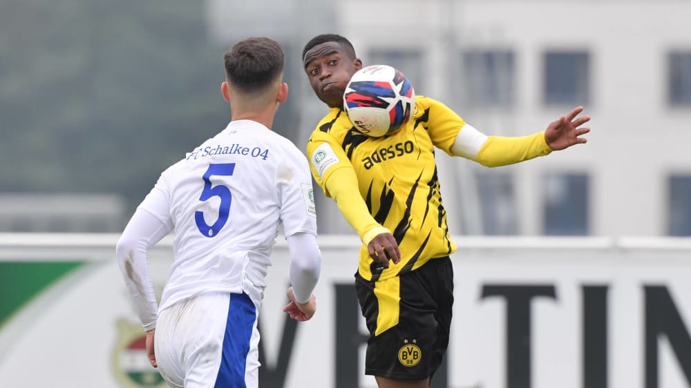 Muss mit den Junioren vorerst pausieren: BVB-Talent Youssoufa Moukoko (r.).