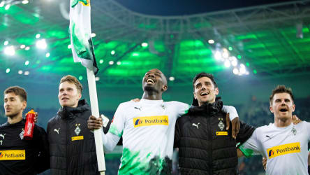 Marcus Thuram feiert mit Lars Stindl