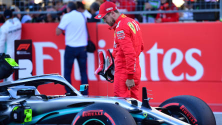 Sebastian Vettel begutachtet den Mercedes-Boliden.