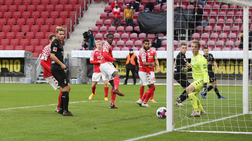 Die Entscheidung: Matthias Ginter (3.v.r.) trifft zum 3:2 für Gladbach.