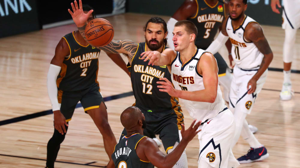 Nikola Jokic gegen Steven Adams