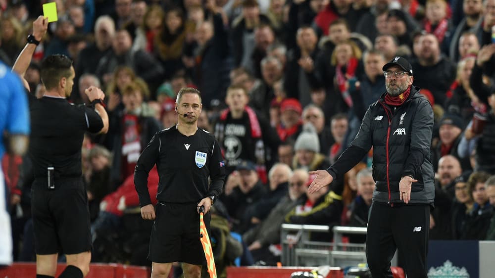 Jürgen Klopp erhält die Gelbe Karte von Referee Carlos del Cerro Grande (li.).