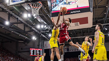 Bamberg, Deutschland 04. Juni 2026: 1. BBL Playoff Halbfinale - 2025 2026 - Sp. 3 - Bamberg Baskets gegen Alba Berlin Im Bild: Demarcus Demonia (Bamberg) zieht komplett durch die Berliner Zone Brose Arena Bayern *** Bamberg, Germany 04 June 2026 1 BBL Playoff Semifinals 2025 2026 Sp 3 Bamberg Baskets vs Alba Berlin In the picture Demarcus Demonia Bamberg moves completely through the Berlin zone Brose Arena Bayern Copyright: xFotostandx xSchmittx